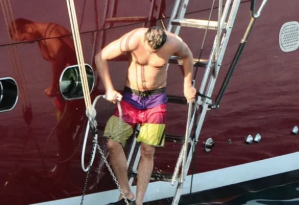 2012 ylnn austos aynda Bodrum'da gbei ve sarkk gsleriyle dikkat eken Murat Boz kendisini batan yaratmt.