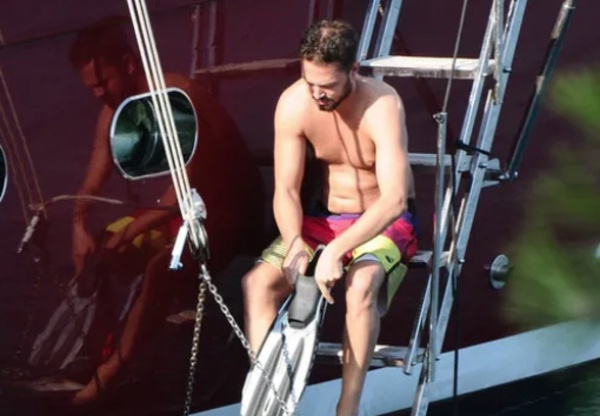 ekilen tatil fotoraflarndaki kilosundan rahatszlk duyan nl arkc kendisini spora verdi ve yaklak 10 ayda fit bir grnme kavutu.