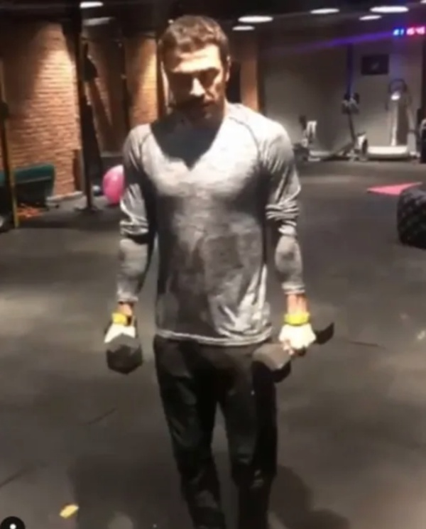 Spor salonundan zaman zaman esprili paylamlarda da bulunmay ihmal etmeyen oyuncu halay figrleriyle spor yapt anlarn videosuyla da takipilerinden ok sayda beeni almt.