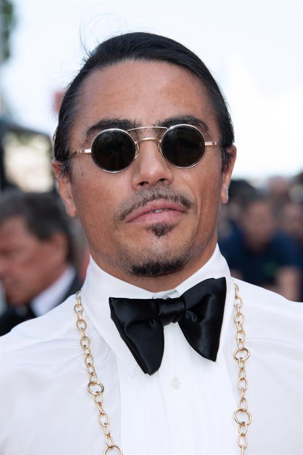 Gke, krmz haldan geerken kendisiyle zdeleen tuz serpme hareketini tekrarlad. Gke foto muhabirlerine uzun uzun poz verdikten sonra filmi seyretmek zere salona girdi.