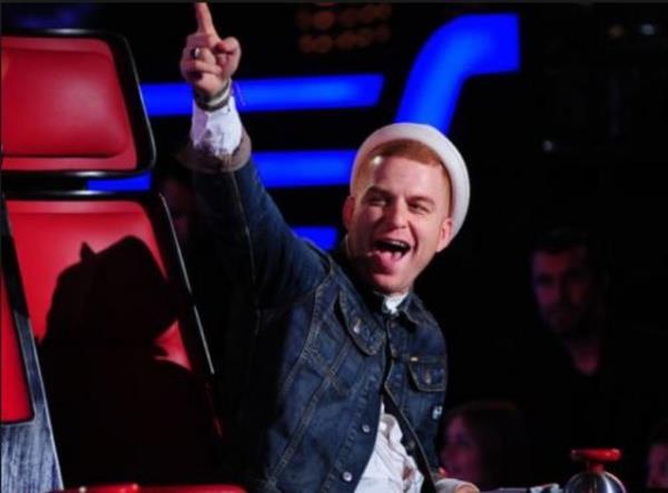 Son olarak Athena Gkhan,  Tunceli Belediyesi'nin tabelasn deitiren Fatih Mehmet Maolu'na tepki gstermiti.