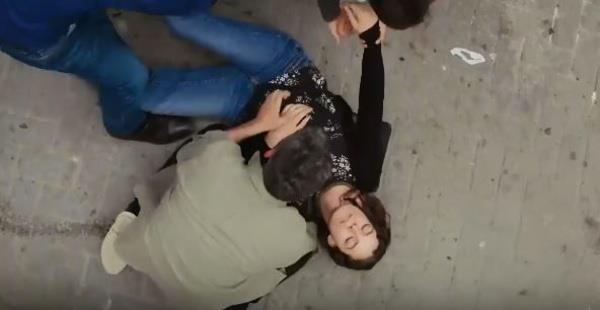 ocuklarn, Sarp'n ve Arif'in nnde aniden yere ylarak baylyor.