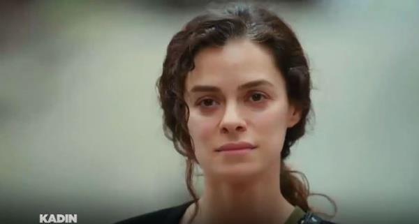 Bahar, annesi Hatice ile ocuklara doru yrrken sokakta bir anda fenalayor.