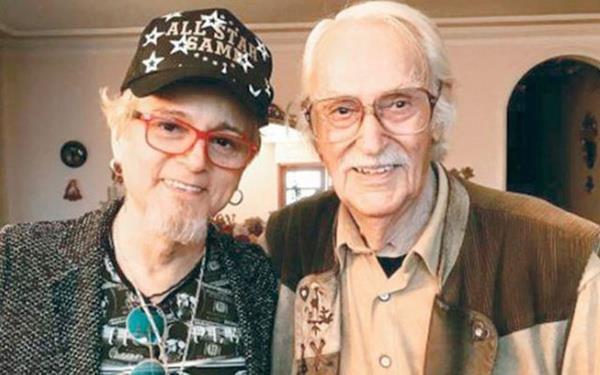 1944 ylnda Atilla Rev Opereti'nde tiyatroya balayan sanat, 1945 ylnda Ses Tiyatrosuna geti. 1947 ylnda figranlktan oyunculua getii film Cahide Sonku ile birlikte oynad 'Fedakar Ana' filmi olmutur. 1950'li ve 60'l yllarda, melodram ve kahramanlk filmlerinin jn olarak kt karmza. Bir ofrn Gizli Defteri (Atf Ylmaz), Namus Uruna, Dman Yollar Kesti (Osman F. Seden) nemli filmlerinden bazlardr. Sanat hayat boyunca 200'e yakn sinema filmi ve televizyon dizisinde rol ald.