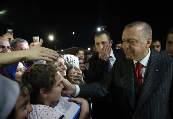 Vatandalarn youn ilgisiyle karlanan Erdoan, bir sre onlarla sohbet etti, ocuklarla yakndan ilgilenip oyuncak hediye etti.