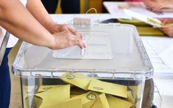 23 Haziran seimleri iin nefesler tutuldu. Anket irketleri tek tek yaptklar anketleri paylamaya balad. MAK Danmanlk Ynetim Kurulu Bakan Mehmet Ali Kulat, stanbul'da 15 ila 20 Mays tarihleri arasnda, 11 bin kiiyle yaptklar anket sonularn aklad.