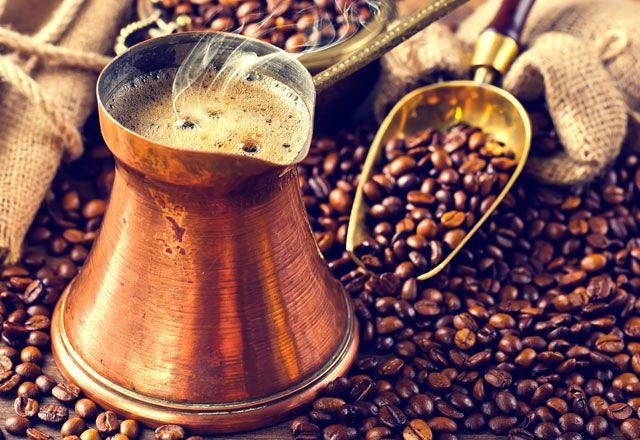 Bana gre de kahve keyifli ve lezzetli bir iecek. Gzel, hatr saylr bir ikram. Ho bir gelenek. Ama bu saydklarm kahvede arln &#8220;uyku karan, kalp arpnts tetikleyen, kan basncn ykselten&#8221; etkilerini yok etmez.