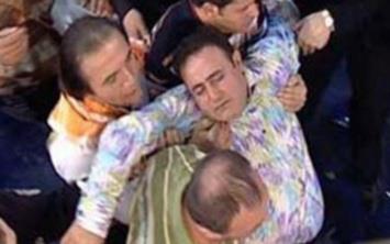 NTV'nin usta spikeri Ouz Haksever'in Yassada'yla ilgili canl yayn kazas Twitter'da olay oldu. Haksever Twitter'da TT listesine girerken sosyal medya kullanclar Haksever'i alaya ald.