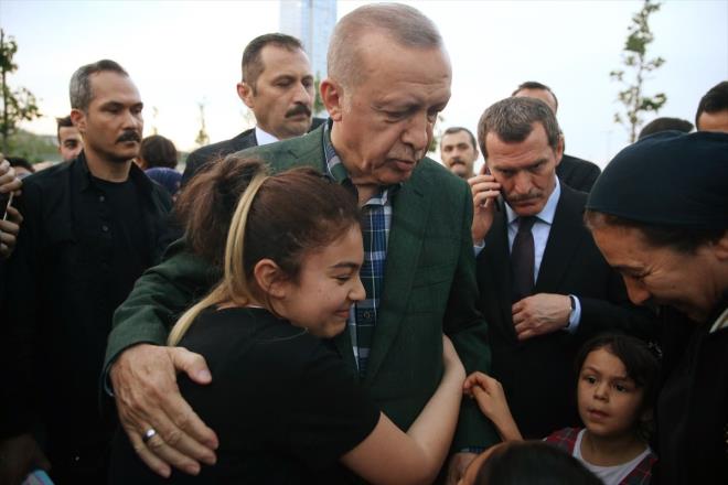 Erdoan'a, Cumhurbakanl letiim Bakan Fahrettin Altun, AK Parti Szcs mer elik ve AK Parti stanbul l Bakan Bayram enocak da elik etti.