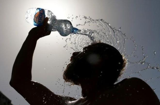 Scaklklarn 5-10 derece artacak: Meteoroloji Genel Mdrl scak hava akmyla birlikte 10 dereceye varan bir art grleceini aklad. Ankara, stanbul, zmir, Gaziantep, anlurfa, Kahramanmara, Kilis, Osmaniye, Denizli, Dzce, Malatya, Bursa, Konya, Adana, Diyarbakr, Kayseri ve Isparta uyar verilen iller oldu.