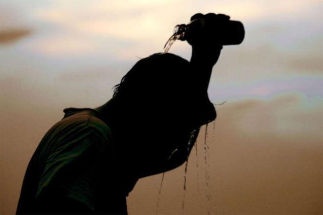 nlem alnmas iin uyar yapld: Beklenen scak havayla gne nlarnn dik geldii 10.00-16.00 saatlerinde bata kronik rahatszlklar olanlar, ocuklar ve yallar olmak zere vatandalarn gne na dorudan maruz kalmamalar, scaktan korunmak iin nlem almalar uyarsnda bulunuldu.