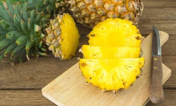 ANANAS    erdii bromelain enzimi sayesinde midedeki protein orann artrarak, midenin yiyecekleri daha rahat sindirmesini kolaylatryor. Yzde 80 orannda su barndran ananas midenin, hastalklara yakalanma riskini azaltr.