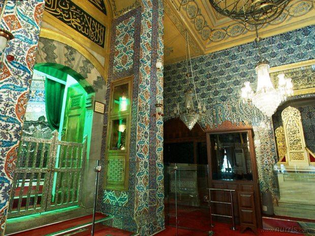 Peygamber Efendimiz (S.A.V), Mekke'den Medine'ye g ettii zaman evinde ilk misafir eden sahabe olan Eyp Sultan (r.a)'n trbesi Eyp'te bulunmaktadr. Bu misafirlik sresinin yedi ay olduu bilinmektedir. Gerek ismi Hz. Halid b. Zeyd (ra), 650 ylnda slam ordularnn stanbul'a dayanmas esnasnda ehit dmtr.