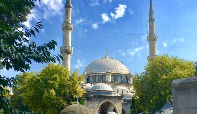 Ramazan aynn son gnlerinde Kadir Gecesi'ne yakn stanbul'da maneviyatnz yksek tutmanz salayacak trbe ziyaretlerine gidebilirsiniz. Peki, stanbul'da gidilmesi gereken trbeler nerelerdir? te, sizler iin hazrladmz trbe nerileri...    stanbul trbeler, evliyalar ehri olarak bilinmektedir. Milyonu akn birbirinden aziz trbelerin bulunduu stanbul'da, hepsini ziyaret etmeniz imkansz olaca iin sizler iin zel derlediimiz Kadir Gecesi yakn gidilmesi gereken trbe listelerini, alt sayfa haberimizin ieriinde bulabilirsiniz. stanbul'da gidilmesi gereken trbeler hangileridir?