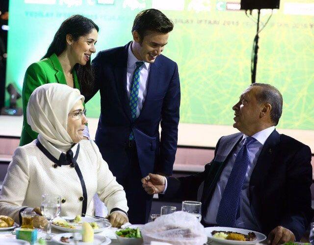 Cumhurbakan Recep Tayyip Erdoan&#8217;n Dolmabahe&#8217;de dzenledii iftar yemei programna pek ok nl isim katld. Sanat ve sporcular iftar programnda bulutu. Davet edilmeyenlerin arasnda Mustafa Ceceli ve ei Selin mer&#8217;de vard.