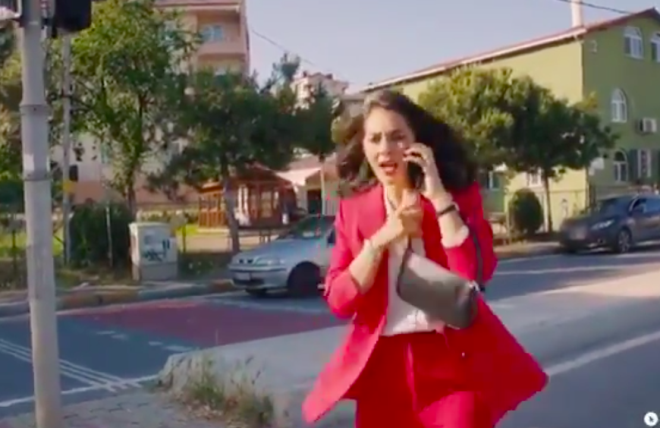 Bahar&#8217;n, Enver ile son konumasnda vedalar gibi szler sylemesi &#8220;Bahar m ld?&#8221; sorusunu sordururken, korkun kazayla dizi sezon finali yapt.