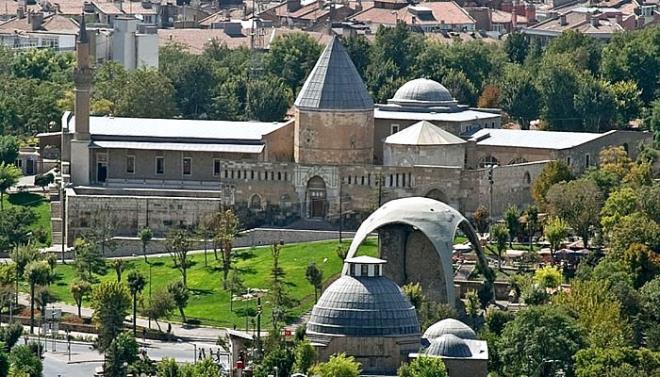 5. Alaeddin Camii / Konya<br>      Yapımına Selçuklu sultanı I. Rukneddin Mesut döneminde başlanan cami, I. Alaeddin Keykubat zamanında (1221) tamamlanmıştır. İslam mimarisi yapı tarzında inşa edilmiş, üzeri ağaç ve toprakla örtülmüştür. Abanoz ağacından yapılmış minberi, Anadolu Selçuklu işlemeciliğinin şaheserlerinden birisi olarak kabul edilir. Caminin avlusunda Selçuklu sultanlarından; I. Mesud, II. Kılıçarslan, I. Gıyaseddin Keyhüsrev, II. Rükneddin Süleyman, III. İzzettin Kılıçarslan, I. Alaeddin Keykubat, II. Gıyaseddin Keyhüsrev, IV. Rükneddin Kılıçarslan ve III. Gıyaseddin Keyhüsrev&#8217;in mezarlarının bulunduğu bir türbe yer alır.