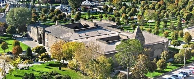 2. Gevher Nesibe Hatun Darifas / Kayseri<br>      II. Gyaseddin Keyhsrev tarafndan 1205-1206 yllar arasnda yaplmtr. Verem olan kz kardei Gevher Nesibe Sultan&#8217;n vasiyeti zerine ina ettirmitir buray sultan. Ama, aresiz hastalar tedavi edebilecek hekimlerin yetiecei bir medrese ile darifa kurmaktr. Bu nedenle burada tp eitimi verilmi; felsefe, din ilimleri, Arapa, Farsa, Anatomi, Fizyoloji dersleri anlatlmtr. Ayrca eski Yunan ve Roma kaynaklarnn yan sra Ebu Bekir Er-razi ve bni Sina&#8217;nn eserleri de okutulmutur. slami dneme ait olan en eski hastane olarak kabul edilir. Gnmzde Erciyes niversitesi Tp Tarihi Mzesi olarak kullanlmaktadr.