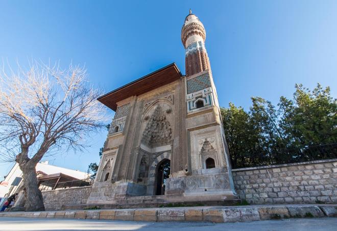 3. Sahip Ata Klliyesi / Konya<br>      Seluklu veziri Sahip Ata Fahrettin Ali tarafndan 1238 ylnda ina ettirilmitir. Ta kapsnn iki yannda birer tane sebil bulunur. Trbe, hankah (mabed) ve ifte hamam vardr. Klliyenin mimar, kitabesinde yazd zere Klk b. Abdullah&#8217;tr. 2007 ylnda restore edilen bu eser, pek ok eklemeler yaplarak gnmze kadar ulamtr.