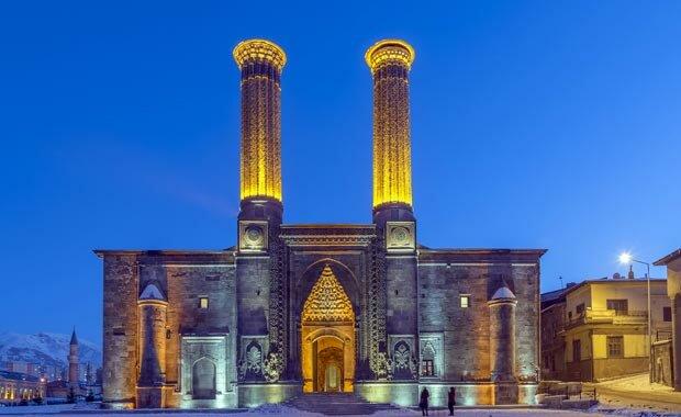 4. ifte Minareli Medrese / Erzurum<br>      Adna Hatuniye Medresesi de denir. nk I. Alaeddin Keykubat&#8217;n kz Hundi Hatun veya lhanllardan padiah Hatun tarafndan yaptrld dnlmektedir. ki katl, drt eyvanl ve ak avluludur. Avlunun her iki tarafnda renci ve retmen odalar yer alr. Ta kapsnda bulunan bezemeler, Seluklu ta sslemesindeki estetik anlayn muazzam rneklerini sunmaktadr. Arlkl olarak bitkisel geler kullanlmtr. Osmanl padiah IV. Murat dneminde bir sre tophane, daha sonra da kla olarak kullanlmakla birlikte gnmzde mze olarak hizmet vermektedir.
