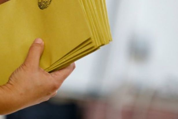 AK Parti aslnda doru bir metot belirledi. ncelikle Krt semene kar yumuak bir dil kullanacak, "beka meselesi" sylemini ortadan kaldrarak daha ok kent meselelerine ynelecek, Binali Yldrm' n plana karacak. ncelikle genlerde bir oy kayb var bunun toparlanmas lazm. kincisi Saadet Partisi tabanndan oy almas lazm. ncs dindar Krt semenin bugne kadar gelen 300 bin oyunu ne yapp edip tekrar kazanmas lazmdr. Seim nihayetinde toplumsal motivasyonla kazanlr.