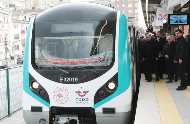 AK Parti'nin son 3 ylda stanbul Belediyesi'nde yapt hizmetlerin %20'sini hakkyla anlatabilseydi oyu uan %55'ti. Yeni vaatleri ortaya koyarken aslnda bugne kadar yaplanlar da gzler nne sermelidir. Banliy treni ald, stanbul halknn en az %50'sini ilgilendiren bir konu. Baka bir lkede byle bir hizmet alsa herhalde ulusal gn ilan edilirdi.