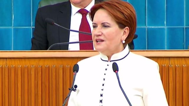 Meral Akener'in bir videosu yaynland. "S-400 fzeleri klliyeyi korumak iin alnmtr byle bir duyumum var" diyor. Bu nasl bir izandr? Yarn varsayalm ki Babakan oldu, yle bir duyum gelecek, ABD Trkiye'ye sava at. Emin deilim ama duyuraym m diyecek? Bu gerekten izanlar aan bir ey. Ekrem mamolu da diyor ki; "Benim programm eken 4 kameraman iten kardlar." yle dnyorlar; hangi yalan atarsak atalm bunu alacak bir irrasyonel semen var. Bu iki aklama ne siyasete, ne siyaset bilimine, ne de ahlaka uygun deil. Bunu bilinli yapyorlar.