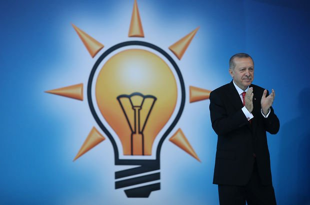 Zaaf uradan ortaya km olabilir. AK Parti lider etkisi ok yksek bir parti. Seimlerin ou lider etkisiyle kazanldnda, o seimi kazanan il bakan veya ynetici kendini kahraman ilan edebilir. Ama rgtn varl ve stratejinin nitelii zor zamanlarda ortaya kacaktr. AK Parti iin yeni bir snav. Lider etkisinin daha az olduu, birebir mcadelenin n plana kt bir sre. 31 Mart seimlerinde AK Parti'nin %1 gayretle alaca seimi imdi baktmzda %1 milyon gayret gstermesi gerekiyor.