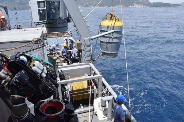 Atmosferik Dal Sistemi (ADS) ile denizaltnn ihtiyac olan acil yaam destek paketi ulatrld.