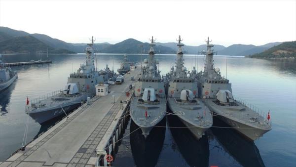 Denizaltnda bulunan iki personel denizalt kurtarma anna alnarak gemiye getirildi.