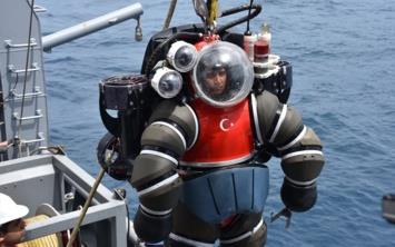 Trk Deniz, Kara ve Hava Kuvvetleri, Sahil Gvenlik Komutanl unsurlar ile 18 lke ve bir uluslararas kurulutan gzlemcinin katld 'KURTARAN-2019 Davet Tatbikat'nn kurtarma safhas tamamlanrken tatbikatn son blmnde senaryo gerei denizalt arama kurtarma safhas gerekletirildi.