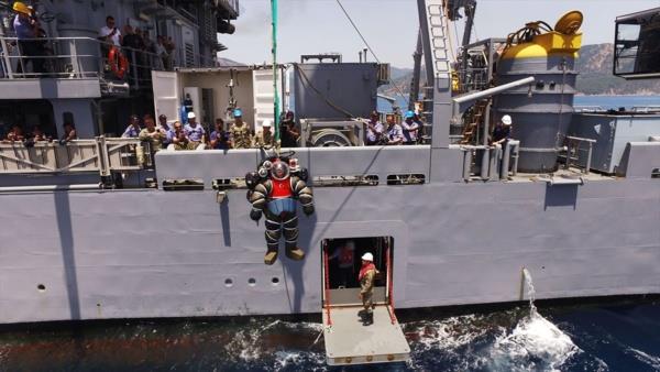 Tatbikatta satha kma kabiliyetini yitirmi denizaltya ulamak iin Sonar ile arama yapld. Yrtlen almalarda denizaltnn yaklak 67 metre derinlikte olduu belirlendi.