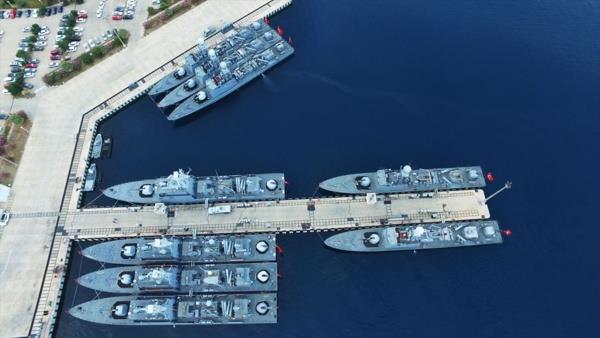 Daha sonra denizalt kurtarma anyla personelin kurtarlmas faaliyetine baland.