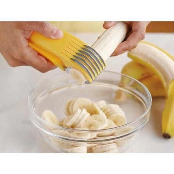 Posal, tropik bir meyve olan muz hemen hemen herkesin severek tkettii bir gdadr. Muzu dorudan yiyebilir, meyve salatalarnda ya da hamur ilerinde kullanabilirsiniz. Hatta onunla yaplan ieceklerin bile tadna doyum olmaz. imdi bu meyveyi dzenli olarak tkettiinizde banza gelecek olumlu etkilerden bahsedeceiz;