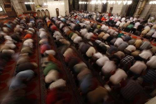 Kadir Gecesi Trke dua BSMLLAH'R-RAHMAN'R-RAHM Ey talihsizlerin sna, Ey cizlerin g kayna, Ey dertlilerin tabibi, Ey yolda kalmlarn yol gstereni!, Ey aresizler aresi! ve Ey her duada bulunana icabet eden ululuk tahtnn Sultan! inde bulunduumuz bu Kadir Gecesi hrmetine bizleri affeyle Ya Rabbi!