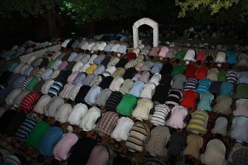 Allahm, Bakalarnn dnce ve hareketlerine kar hep saygl kalmaya alalm. Paylamaya, beraber yaamaya ak duralm. Oturup kalkp ayn mefkre insanlaryla mterek hareket etme yollarn aratralm, mterek projeler gelitirelim ve "ben" yerine "biz"i ikame etme gayreti gsterelim. Dahas, bakalarnn mutluluu yolunda rahatlkla kendi saadetimizi feda edebilelim ve bunlar yaparken de kimseden herhangi bir tevecch beklemeyelim. Hatta byle bir beklentiye girmeyi kendi hesabmza bir d sayalm; ylandan-yandan katmz gibi nde grnmekten, namdan-andan kaalm ve unutulma murakabesine dalalm Ya Rabbi!