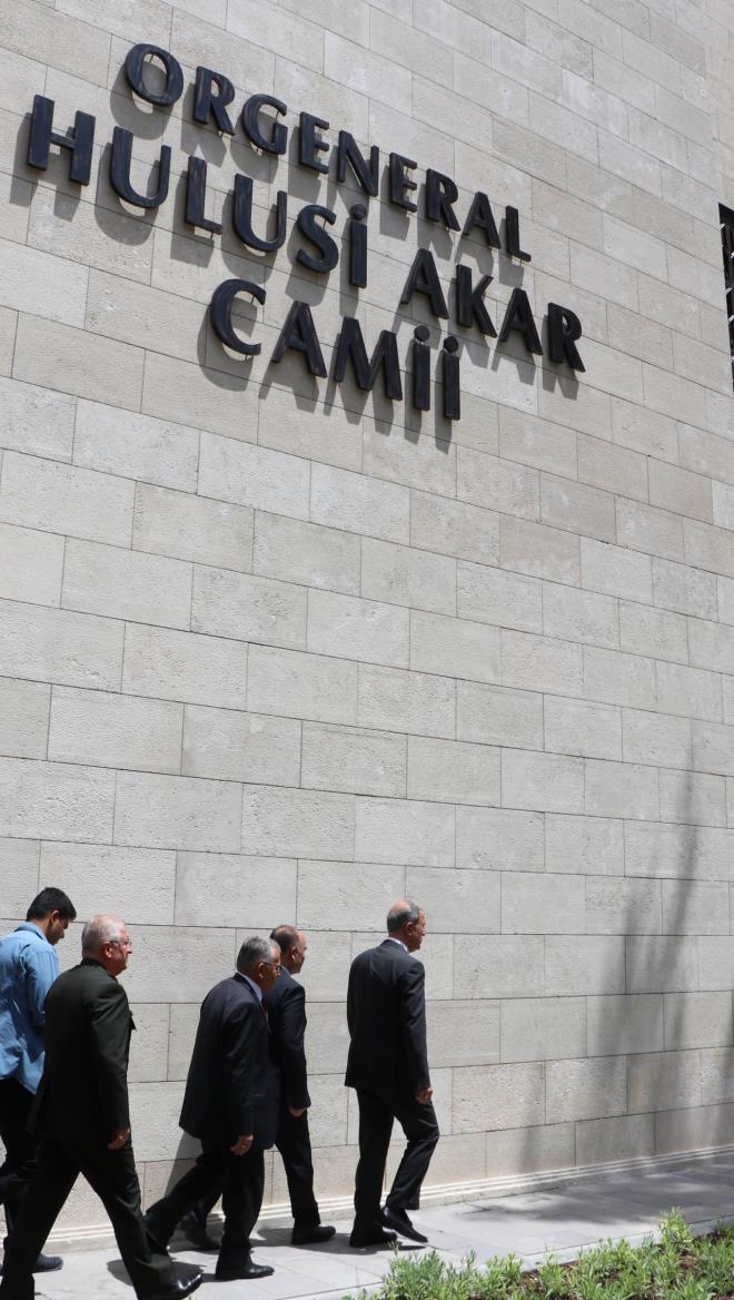 Namaz knda vatandalarla sohbet eden Bakan Akar, cenaze namazna da katld.