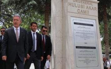 Bir dizi ziyaretlerde bulunmak zere Kayseri'ye gelen Milli Savunma Bakan Hulusi Akar, cuma namazn ismini tayan Orgeneral Hulusi Akar Camisi'nde kld.