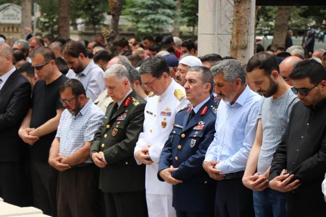 Bakan Akar'a, Kayseri Valisi ehmus Gnaydn, Kayseri Bykehir Belediye Bakan Memduh Bykkl ve protokol yeleri de elik etti.