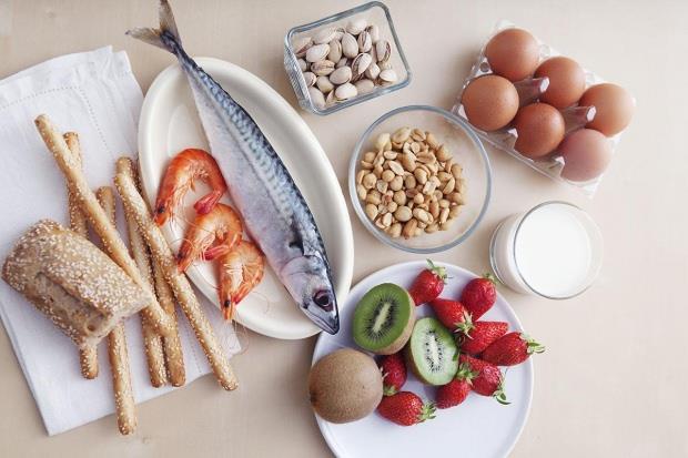 RAMAZANDA BESN ALERJSNE DKKAT!    Gda alerjisi yani besin alerjisi zellikle bayramlarda yaanma olasl artar. Nedeni ise bayramda artan ikramlardan kaynaklanyor. Uzmanlar tatl ve eker tketimin art bu gnler konusunda uyarlarda bulunuyor. Central Hospital&#8217;dan Gs Hastalklar Uzman Uzm. Dr. Mbeccel Akman, Ramazan sonras vcudun dengesinin bozulduunu bu yzden bakln baz besinlerdeki vitamin ve minerallere kar reaksiyona getiinin altn izdi. Birden artan besin tketimi her yatan kiide grlebilir alerjiye neden olur.