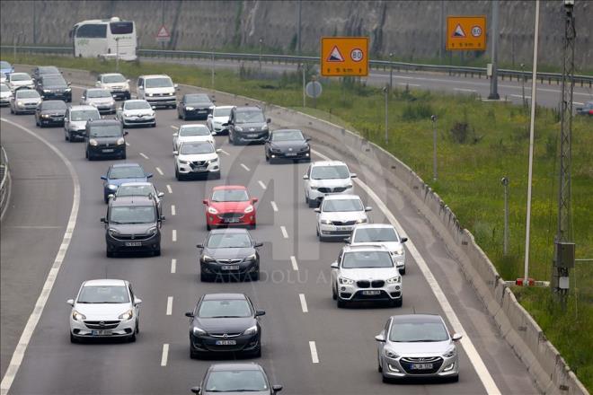 Bayram tatilinin balamasyla Anadolu Otoyolu'nun Bolu Da geidinde younluk artarak devam ediyor. 9 gnlk Ramazan Bayram tatilinin balamasyla yola kan vatandalar, Anadolu Otoyolu'nun Bolu Da-Dzce kesiminde, zellikle Ankara ynnde younlua neden oldu.