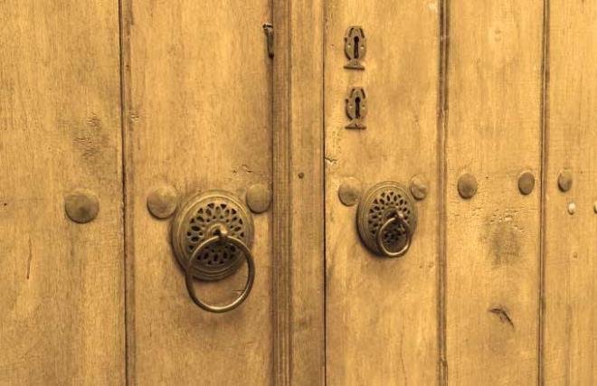 KAPI TOKMAKLARI    Osmanl kadn ve erkek durumuna en dikkat eken medeniyetlerden biridir. Bunun gstergelerindne biride kap tokmakalrdr. nce bir ses geliyorsa kapdan bu bi kadn misafir olduunu ve kapnn kadnn aabilecei anlamna geliyordu. ANcak sert bir ses geliyorsa bu erkek bir misafirin olduunu ve kapnn evde varsa bir erkein amas gerektiini gsterirdi.