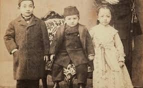 BAYRAM GELENEKLER    Arife gnnden itibaren ocuklar yeni kyafetlerle sokaklarda dolard. Bu da gzel bir bayram olacann habercisi olurdu.