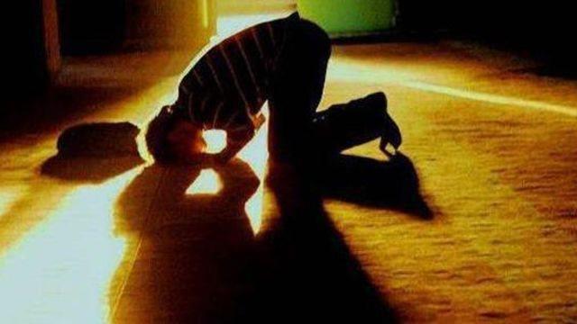 KIZ STEME     Kz isteme srasnda da gelene rkein namaz klp klmad dizlerindeki ize bakarak anlarlard.