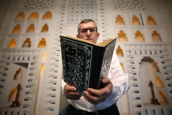 Mezzin Uyar, yle devam etti:  <br>  "Ben onlara her zaman olduu gibi plansz, programsz camimizi anlattm, doal bir ekilde ksaca ezanlar okudum. ok memnun kaldlar, alayarak ayrldlar. Bunun zerine Trkiye'deki vatandalarmz, yetkili kiiler bu ezanlarmz dinlemiler, memnun ve mesut olmular. En son Sayn Devlet Baheli beni arad, ezana, Trk kltrne ve slam'a yaptmz katklardan dolay teekkr etti. Bize Kur'an- Kerim ve gzel bir tespih hediye ettiler. Ben de kendilerine ok teekkr ettim, Allah raz olsun."    - Grntlerin yaylmasndan sonra ilgi artt    Ezan okuduu videonun yaylmasndan sonra camiye gelen turist saysnn da artna dikkati eken Uyar, ziyaretilerin ounun kendisini grmek istediini belirtti.