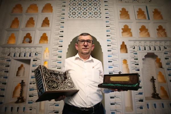 Mezzin Uyar'a Kur'an- Kerim ile 18. yzyln sonlarndan kalma Osmanl katalin malzemesi kullanlarak iin ustas Hasan Gler tarafndan el emeiyle retilen tespihi ulatran Baheli, mezzini telefonla arayp tebrik etti. Recep Uyar, yapt aklamada, Baheli'nin duyarllndan duyduu memnuniyeti dile getirdi.