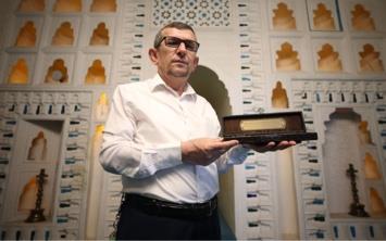 MHP Genel Bakan Devlet Baheli, trbe ve caminin ziyaretilerine be vakit ezan makamlaryla okumasyla medyada ilgi gren Bursa'daki yaklak 6 asrlk Yeil Cami'nin mezzini Recep Uyar'a, tarihi bir tespih ve gm muhafazal Kur'an hediye etti.