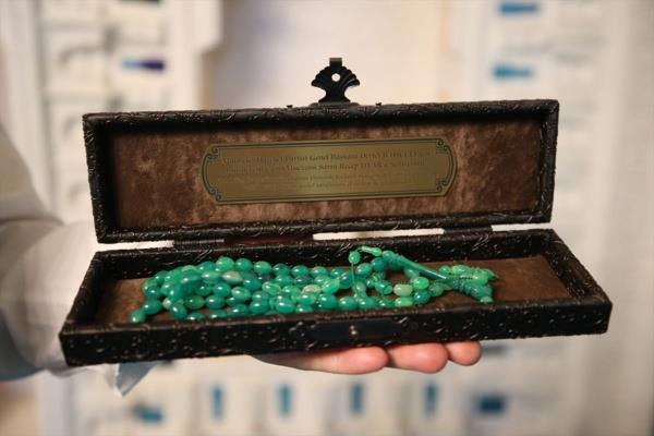 Sosyal medyada ilk paylam yabanc profesrler yapm  <br>  Uyar, sosyal medyada ilgi gren ezan okuduu grntlerin ABD, Kanada ve Avustralya'dan gelen 30 profesr ve akademisyen tarafndan internete yklendiini syledi.