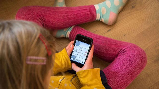 1. lk belirti: nternet banda uzun sre geiriyorsa  <br>    Eer ocuunuz bilgisayar, tableti ya da telefonuyla saatlerce vakit geiriyorsa bu dikkat etmeniz gereken ilk ey olacaktr. Bu durum dnemsel de olabilir bir bamlln balangc da. Bu yzden ncelikle ocuunuzun ruh halini, internette neden bu kadar ok vakit geirdiini ve neler yaptn gzlemlemelisiniz.