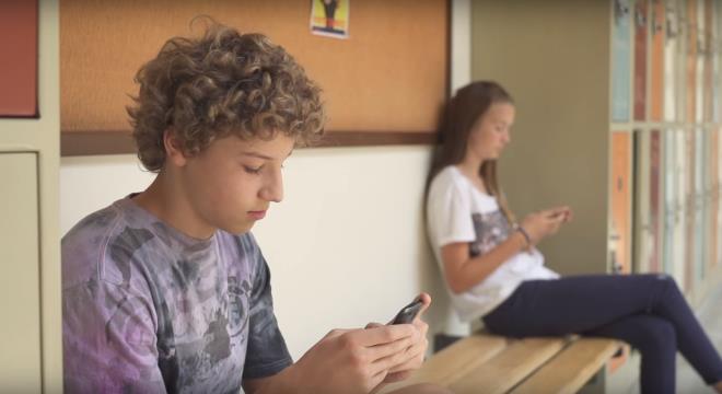 3. Sabah uyanr uyanmaz ve akam uyumadan nce ilk ii internete girmekse  <br>  ocuklar genellikle internete baml olduklarnda uyanr uyanmaz ya da uyumadan nce ilk dndkleri ey internet olur. Bu aslnda herkes iin geerlidir. Birok insan sosyal medyaya bamldr ve srekli yeni paylalan eyleri, neler olup bittiini dnr. ocuklar da internette neye ilgileri varsa srekli onu dnr ve uyanr uyanmaz tekrar evrimii olmak ister.